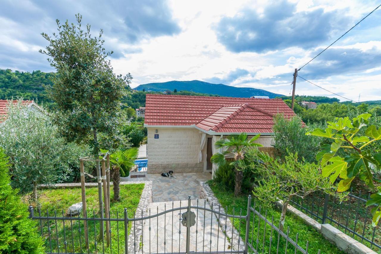 Villa Holiday Home Zvecanje Екстериор снимка